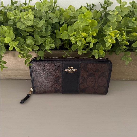 Coach Wallet - Picture 1 of 12